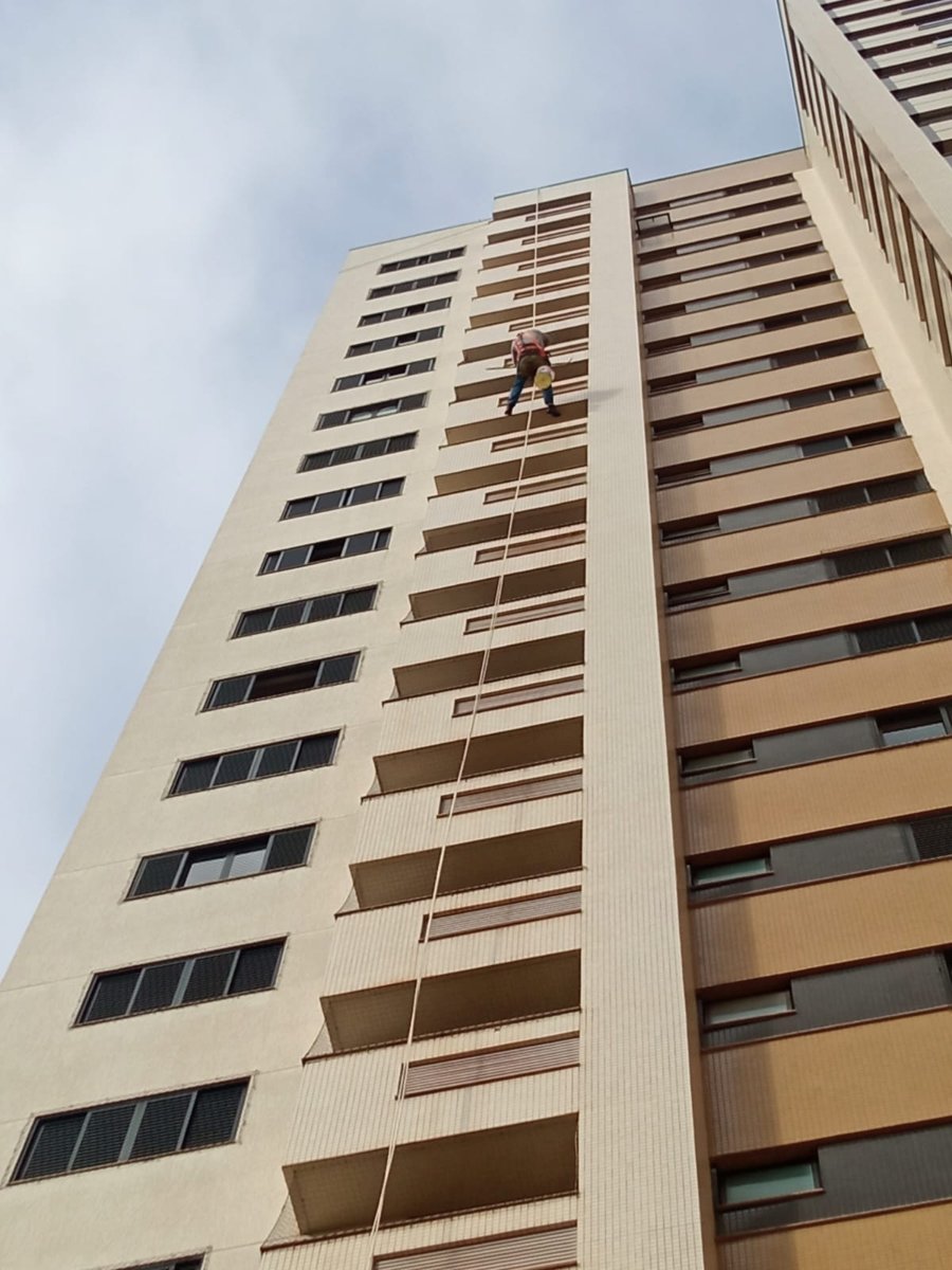 Pintura externa predial em andamento com sistema de rapel