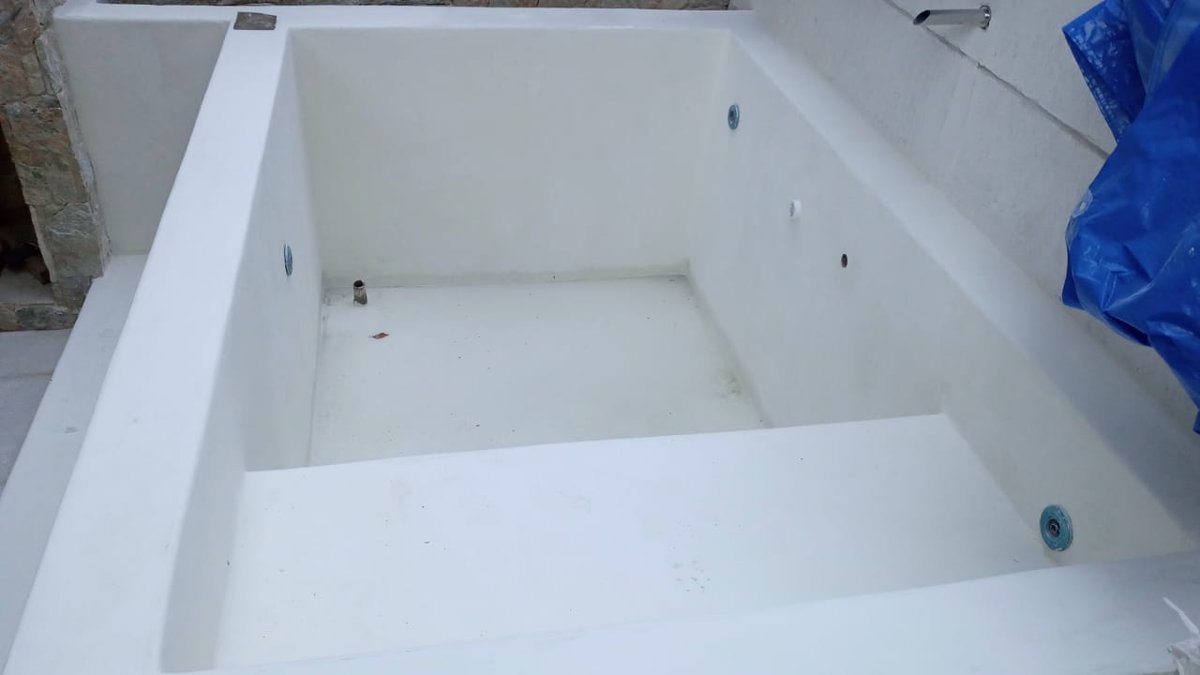 Banheira de hidromassagem em alvenaria antes do cimento queimado